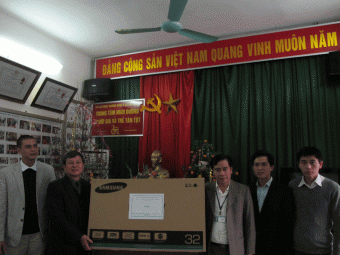 Đoàn cán bộ Công ty Cổ phần đầu tư đô thị An Hưng thăm, tặng quà trẻ em khuyết tật và người già neo đơn